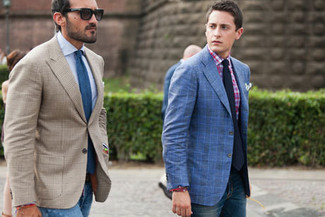 Hellbeige Sakko mit Schottenmuster kombinieren – 171 Herren Outfits: Paaren Sie ein hellbeige Sakko mit Schottenmuster mit blauen Jeans, um mühelos alles zu meistern, was auch immer der Tag bringen mag.