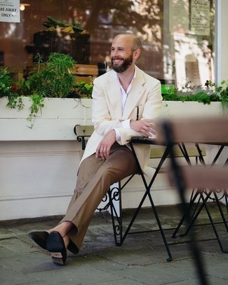Hellbeige Sakko kombinieren – 500+ Herren Outfits warm Wetter: Kombinieren Sie ein hellbeige Sakko mit einer braunen Anzughose für einen stilvollen, eleganten Look. Ergänzen Sie Ihr Look mit dunkelbraunen Wildleder Slippern.