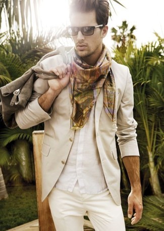 Braunen Schal kombinieren – 93 Smart-Casual Herren Outfits warm Wetter: Ein hellbeige Sakko und ein brauner Schal sind das Outfit Ihrer Wahl für faule Tage.