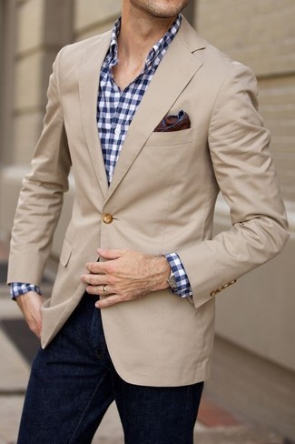 30 Jährige: Weißes und blaues Langarmhemd mit Vichy-Muster kombinieren – 85 Smart-Casual Herren Outfits warm Wetter: Kombinieren Sie ein weißes und blaues Langarmhemd mit Vichy-Muster mit dunkelblauen Jeans, um einen lockeren, aber dennoch stylischen Look zu erhalten.