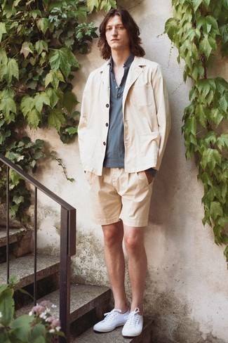 Smart-Casual Outfits Herren 2024: Kombinieren Sie ein hellbeige Baumwollsakko mit hellbeige Shorts, um einen modischen Freizeitlook zu kreieren. Bringen Sie die Dinge durcheinander, indem Sie weißen Segeltuch niedrige Sneakers mit diesem Outfit tragen.