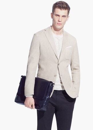Weißen und braunen Pullover mit einem Rundhalsausschnitt kombinieren – 500+ Herren Outfits: Kombinieren Sie einen weißen und braunen Pullover mit einem Rundhalsausschnitt mit einer schwarzen Anzughose, um vor Klasse und Perfektion zu strotzen.