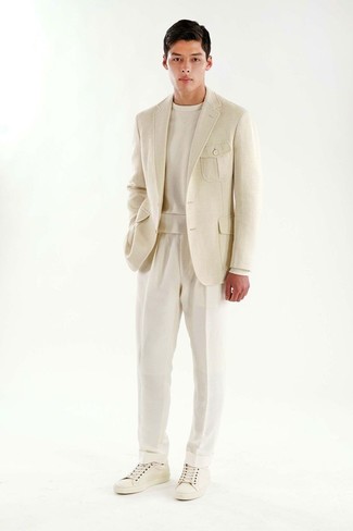 Wie hellbeige Sakko mit weißer Anzughose zu kombinieren – 19 Frühling Herren Outfits: Kombinieren Sie ein hellbeige Sakko mit einer weißen Anzughose für einen stilvollen, eleganten Look. Fühlen Sie sich mutig? Entscheiden Sie sich für weißen Leder niedrige Sneakers. Dieser Look ist sehr gut für die Übergangszeit geeignet.