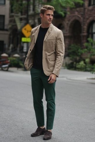 Welche T-Shirts mit einem Rundhalsausschnitt mit brauner Oxford Schuhe zu tragen – 37 Smart-Casual Herren Outfits warm Wetter: Kombinieren Sie ein T-Shirt mit einem Rundhalsausschnitt mit einer dunkelgrünen Chinohose für ein großartiges Wochenend-Outfit. Braune Oxford Schuhe sind eine einfache Möglichkeit, Ihren Look aufzuwerten.