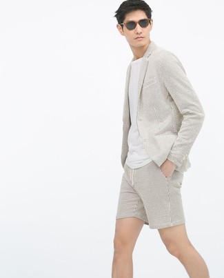 Wie hellbeige Sakko mit hellbeige Shorts zu kombinieren – 5 Casual Herren Outfits: Die Paarung aus einem hellbeige Sakko und hellbeige Shorts ist eine großartige Wahl für einen Tag im Büro.