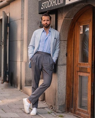 Turnschuhe kombinieren – 500+ Herren Outfits: Kombinieren Sie ein hellblaues vertikal gestreiftes Sakko aus Seersucker mit einer grauen Anzughose für einen stilvollen, eleganten Look. Fühlen Sie sich mutig? Wählen Sie Turnschuhe.