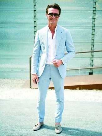 Hellblaue Anzughose kombinieren – 51 Elegante Herren Outfits: Kombinieren Sie ein hellblaues Sakko mit einer hellblauen Anzughose für einen stilvollen, eleganten Look. Ergänzen Sie Ihr Look mit grauen Leder Slippern mit Quasten.