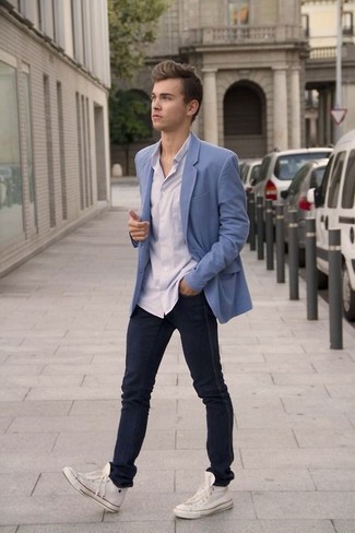 30 Jährige: Welche Jeans mit hellblauen Sakkos zu tragen – 7 Casual Herren Outfits: Entscheiden Sie sich für ein hellblaues Sakko und Jeans für Ihren Bürojob. Wenn Sie nicht durch und durch formal auftreten möchten, entscheiden Sie sich für weißen hohe Sneakers aus Segeltuch.