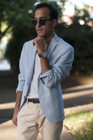20 Jährige: Braunen Ledergürtel kombinieren – 278 Smart-Casual Herren Outfits warm Wetter: Für ein bequemes Couch-Outfit, kombinieren Sie ein hellblaues Sakko aus Seersucker mit einem braunen Ledergürtel.