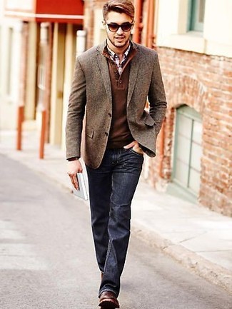 20 Jährige: Rotbraune Leder Derby Schuhe kombinieren – 112 Smart-Casual Herren Outfits: Kombinieren Sie ein braunes Wollsakko mit dunkelblauen Jeans, um einen eleganten, aber nicht zu festlichen Look zu kreieren. Fühlen Sie sich mutig? Wählen Sie rotbraunen Leder Derby Schuhe.