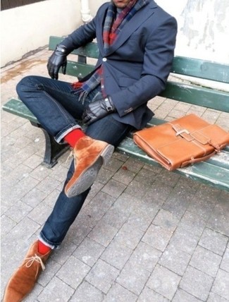 30 Jährige: Schwarze Lederhandschuhe kombinieren – 139 Smart-Casual Herren Outfits: Für ein bequemes Couch-Outfit, entscheiden Sie sich für ein dunkelblaues Sakko und schwarzen Lederhandschuhe. Fühlen Sie sich ideenreich? Wählen Sie rotbraunen Chukka-Stiefel aus Wildleder.