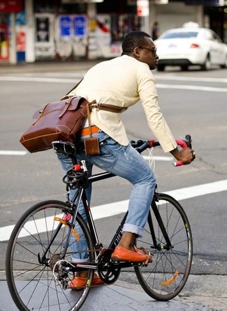 Orange Leder Mokassins kombinieren – 6 Herren Outfits: Tragen Sie ein gelbes Sakko und hellblauen Jeans für einen für die Arbeit geeigneten Look. Suchen Sie nach leichtem Schuhwerk? Entscheiden Sie sich für orange Leder Mokassins für den Tag.