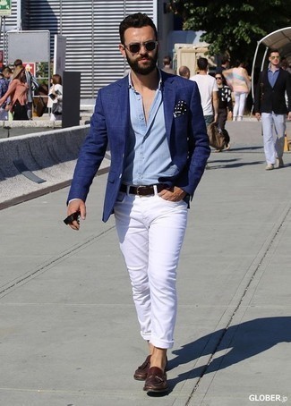 Wie dunkelrote Leder Slipper mit dunkelblauen Sakkos zu kombinieren – 80 Herren Outfits: Kombinieren Sie ein dunkelblaues Sakko mit weißen Jeans, wenn Sie einen gepflegten und stylischen Look wollen. Fühlen Sie sich ideenreich? Komplettieren Sie Ihr Outfit mit dunkelroten Leder Slippern.
