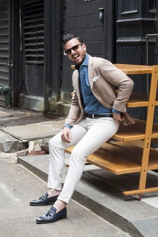 Dunkelblaue Leder Slipper kombinieren – 343 Herren Outfits: Kombinieren Sie ein hellbeige Sakko mit einer weißen Chinohose für Ihren Bürojob. Wählen Sie dunkelblauen Leder Slipper, um Ihr Modebewusstsein zu zeigen.