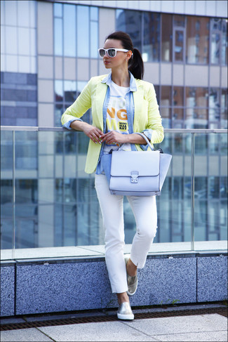 gelbes Sakko, hellblaues Jeanshemd, weißes und gelbes bedrucktes T-Shirt mit einem Rundhalsausschnitt, weiße enge Hose für Damen
