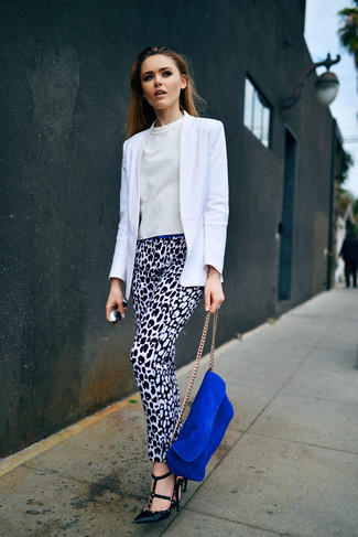 Weißes Sakko kombinieren – 308 Damen Outfits: Ein weißes Sakko und eine weiße und schwarze enge Hose mit Leopardenmuster werden Ihrer Garderobe mühelossen Stil verleihen. Schwarze Leder Pumps sind eine großartige Wahl, um dieses Outfit zu vervollständigen.