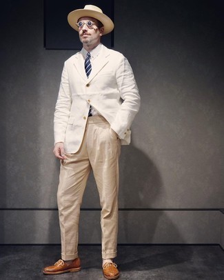 Dunkelblaue Sonnenbrille kombinieren – 500+ Herren Outfits: Kombinieren Sie ein weißes Leinen Sakko mit einer dunkelblauen Sonnenbrille für einen entspannten Wochenend-Look. Putzen Sie Ihr Outfit mit rotbraunen geflochtenen Leder Oxford Schuhen.