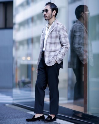 Graues Sakko mit Schottenmuster kombinieren – 500+ Herren Outfits: Tragen Sie ein graues Sakko mit Schottenmuster und eine dunkelblaue Anzughose für einen stilvollen, eleganten Look. Komplettieren Sie Ihr Outfit mit schwarzen bestickten Samt Slippern.