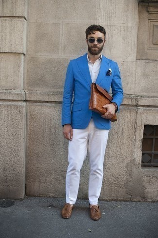 Dunkelblaues und weißes Einstecktuch kombinieren – 500+ Herren Outfits: Kombinieren Sie ein türkises Sakko mit einem dunkelblauen und weißen Einstecktuch für einen entspannten Wochenend-Look. Fühlen Sie sich ideenreich? Wählen Sie braunen Leder Slipper mit Quasten.