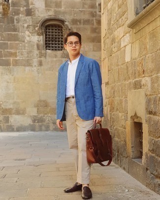 Blaues Jeanssakko kombinieren – 44 Herren Outfits: Kombinieren Sie ein blaues Jeanssakko mit einer hellbeige Anzughose, um vor Klasse und Perfektion zu strotzen. Vervollständigen Sie Ihr Look mit dunkelbraunen geflochtenen Leder Slippern.