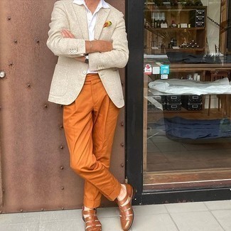 Wie Sandalen mit Anzughose zu kombinieren – 24 Herren Outfits: Tragen Sie ein hellbeige Sakko und eine Anzughose für eine klassischen und verfeinerte Silhouette. Wenn Sie nicht durch und durch formal auftreten möchten, entscheiden Sie sich für Sandalen.
