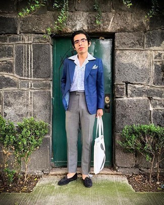Wie blaues Sakko mit grauer Anzughose zu kombinieren – 500+ Herren Outfits warm Wetter: Vereinigen Sie ein blaues Sakko mit einer grauen Anzughose, um vor Klasse und Perfektion zu strotzen. Vervollständigen Sie Ihr Look mit dunkelblauen Samt Slippern.