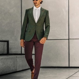 Dunkelrote vertikal gestreifte Anzughose kombinieren – 5 Herren Outfits: Kombinieren Sie ein dunkelgrünes Sakko mit einer dunkelroten vertikal gestreiften Anzughose für einen stilvollen, eleganten Look. Braune Leder Slipper sind eine perfekte Wahl, um dieses Outfit zu vervollständigen.