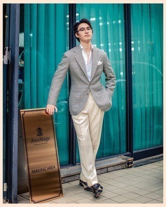 30 Jährige: Graues Sakko kombinieren – 500+ Sommer Herren Outfits: Tragen Sie ein graues Sakko und eine hellbeige Anzughose für einen stilvollen, eleganten Look. Dieses Outfit passt hervorragend zusammen mit dunkelblauen Leder Slippern. Was für eine coole Sommer-Outfit Idee!