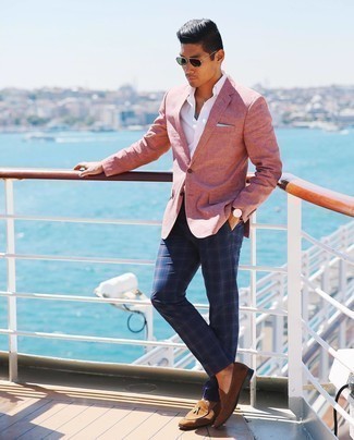 Rosa Sakko kombinieren – 128 Herren Outfits: Kombinieren Sie ein rosa Sakko mit einer dunkelblauen Anzughose mit Schottenmuster, um vor Klasse und Perfektion zu strotzen. Komplettieren Sie Ihr Outfit mit braunen Wildleder Slippern.