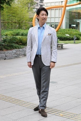Graues Sakko kombinieren – 500+ Sommer Herren Outfits: Kombinieren Sie ein graues Sakko mit einer dunkelgrauen Anzughose, um vor Klasse und Perfektion zu strotzen. Dunkelbraune Wildleder Slipper sind eine perfekte Wahl, um dieses Outfit zu vervollständigen. So einfach kann ein schönes Sommer-Outfit sein.
