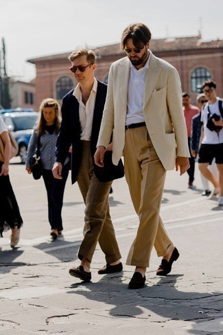 Hellbeige Jacke kombinieren – 1200+ Herren Outfits: Kombinieren Sie eine hellbeige Jacke mit einer beige Anzughose, um vor Klasse und Perfektion zu strotzen. Vervollständigen Sie Ihr Look mit dunkelbraunen Wildleder Slippern.