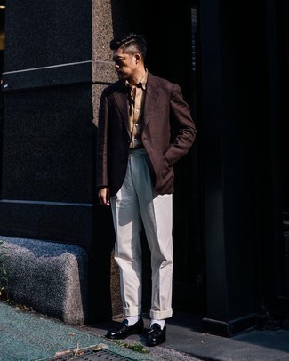 Dunkelbraunes Sakko kombinieren – 500+ Herren Outfits: Kombinieren Sie ein dunkelbraunes Sakko mit einer grauen Anzughose für einen stilvollen, eleganten Look. Schwarze Leder Slipper mit Quasten sind eine großartige Wahl, um dieses Outfit zu vervollständigen.