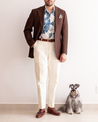 Weiße Leinen Anzughose kombinieren – 30 Herren Outfits: Machen Sie sich mit einem braunen Wollsakko und einer weißen Leinen Anzughose einen verfeinerten, eleganten Stil zu Nutze. Vervollständigen Sie Ihr Look mit dunkelbraunen Leder Slippern.