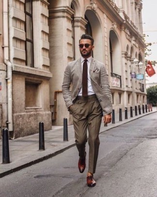 Rotbraune Leder Oxford Schuhe kombinieren – 500+ Herren Outfits: Kombinieren Sie ein graues Leinen Sakko mit einer braunen Anzughose, um vor Klasse und Perfektion zu strotzen. Rotbraune Leder Oxford Schuhe sind eine großartige Wahl, um dieses Outfit zu vervollständigen.
