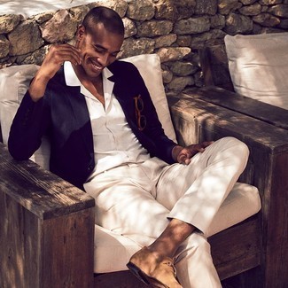 Beige Wildleder Slipper kombinieren – 546+ Herren Outfits: Kombinieren Sie ein dunkelblaues Sakko mit einer weißen Anzughose für einen stilvollen, eleganten Look. Beige Wildleder Slipper sind eine ideale Wahl, um dieses Outfit zu vervollständigen.