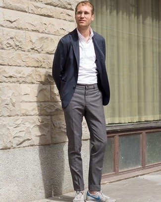 30 Jährige: Dunkelgraue Anzughose kombinieren – 500+ Herren Outfits: Entscheiden Sie sich für ein dunkelblaues Sakko und eine dunkelgraue Anzughose für eine klassischen und verfeinerte Silhouette. Fühlen Sie sich ideenreich? Komplettieren Sie Ihr Outfit mit grauen Sportschuhen.