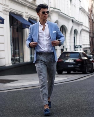 Hose mit Vichy-Muster kombinieren – 45 Herren Outfits: Kombinieren Sie ein hellblaues Sakko mit einer Hose mit Vichy-Muster für einen stilvollen, eleganten Look. Fühlen Sie sich mutig? Entscheiden Sie sich für dunkelblauen Wildleder Slipper mit Quasten.