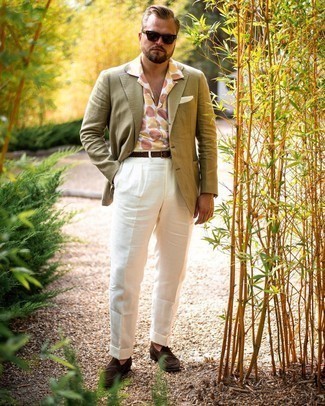 Dunkelbraune Wildleder Slipper kombinieren – 500+ Herren Outfits: Vereinigen Sie ein olivgrünes Sakko mit einer weißen Anzughose für einen stilvollen, eleganten Look. Komplettieren Sie Ihr Outfit mit dunkelbraunen Wildleder Slippern.