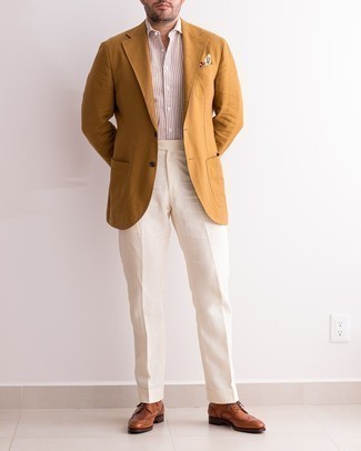 Wie weiße Anzughose mit rotbrauner Leder Brogues zu kombinieren – 6 Herren Outfits: Kombinieren Sie ein rotbraunes Sakko mit einer weißen Anzughose für eine klassischen und verfeinerte Silhouette. Rotbraune Leder Brogues verleihen einem klassischen Look eine neue Dimension.