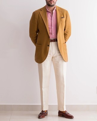 Braunes Einstecktuch kombinieren – 763+ Herren Outfits: Entscheiden Sie sich für Komfort in einem rotbraunen Sakko und einem braunen Einstecktuch. Dunkelbraune Leder Slipper sind eine einfache Möglichkeit, Ihren Look aufzuwerten.
