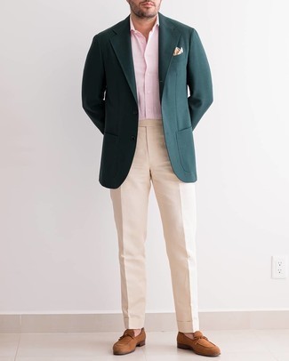 Hellbeige Einstecktuch kombinieren – 500+ Herren Outfits: Für ein bequemes Couch-Outfit, vereinigen Sie ein dunkelgrünes Sakko mit einem hellbeige Einstecktuch. Heben Sie dieses Ensemble mit braunen Wildleder Slippern hervor.