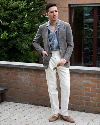 Graues Sakko kombinieren – 500+ Sommer Herren Outfits: Kombinieren Sie ein graues Sakko mit einer weißen Anzughose für einen stilvollen, eleganten Look. Braune geflochtene Segeltuch Slipper sind eine kluge Wahl, um dieses Outfit zu vervollständigen. Dieser Look könnte zu Ihren Lieblings-Sommer-Look werden!