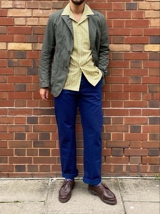 30 Jährige: Gelbgrünes bedrucktes Kurzarmhemd kombinieren – 17 Smart-Casual Herren Outfits: Entscheiden Sie sich für ein gelbgrünes bedrucktes Kurzarmhemd und eine dunkelblaue Chinohose, um mühelos alles zu meistern, was auch immer der Tag bringen mag. Dunkelbraune Chukka-Stiefel aus Leder bringen Eleganz zu einem ansonsten schlichten Look.