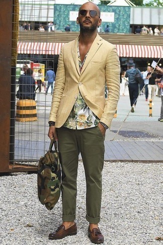 Welche Kurzarmhemden mit brauner Slipper zu tragen – 422 Herren Outfits: Entscheiden Sie sich für ein Kurzarmhemd und eine olivgrüne Chinohose für ein großartiges Wochenend-Outfit. Wählen Sie braunen Slipper, um Ihr Modebewusstsein zu zeigen.