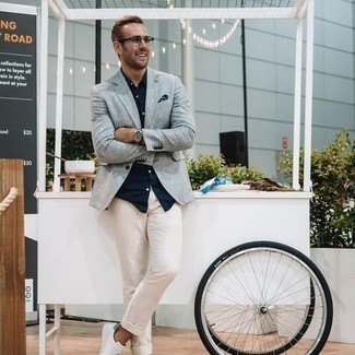 Hellbeige Chinohose kombinieren – 500+ Smart-Casual Herren Outfits: Tragen Sie ein hellblaues Sakko und eine hellbeige Chinohose, um einen modischen Freizeitlook zu kreieren. Fühlen Sie sich ideenreich? Ergänzen Sie Ihr Outfit mit weißen Segeltuch niedrigen Sneakers.