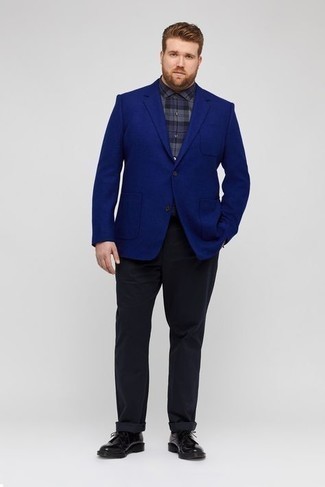 Wie schwarze Chinohose mit blauen Sakkos zu kombinieren – 68 Herren Outfits: Kombinieren Sie ein blaues Sakko mit einer schwarzen Chinohose, wenn Sie einen gepflegten und stylischen Look wollen. Wählen Sie schwarzen Leder Derby Schuhe, um Ihr Modebewusstsein zu zeigen.
