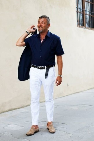 40 Jährige: Blaues Sakko kombinieren – 241 Smart-Casual Herren Outfits: Kombinieren Sie ein blaues Sakko mit einer weißen Chinohose, um einen modischen Freizeitlook zu kreieren. Vervollständigen Sie Ihr Outfit mit beige Wildleder Slippern, um Ihr Modebewusstsein zu zeigen.