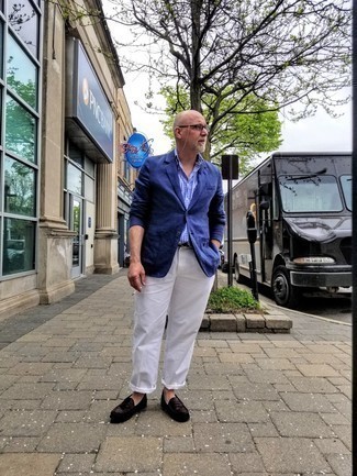 Welche Slipper mit dunkelblauen Sakkos zu tragen – 500+ Smart-Casual Herren Outfits: Kombinieren Sie ein dunkelblaues Sakko mit einer weißen Chinohose für Ihren Bürojob. Setzen Sie bei den Schuhen auf die klassische Variante mit Slippern.
