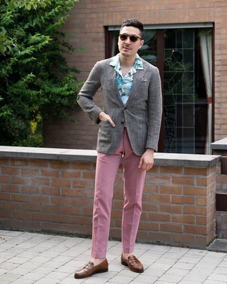 Rosa Chinohose kombinieren – 61 Smart-Casual Herren Outfits: Paaren Sie ein graues Sakko mit einer rosa Chinohose, wenn Sie einen gepflegten und stylischen Look wollen. Braune Leder Slipper bringen Eleganz zu einem ansonsten schlichten Look.