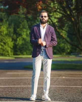 30 Jährige: Dunkelgraue Chinohose kombinieren – 377 Smart-Casual Sommer Herren Outfits: Kombinieren Sie ein violettes vertikal gestreiftes Sakko mit einer dunkelgrauen Chinohose, um einen eleganten, aber nicht zu festlichen Look zu kreieren. Bringen Sie die Dinge durcheinander, indem Sie weißen Segeltuch niedrige Sneakers mit diesem Outfit tragen. Dieses Outfit ist perfekt für den Sommer geeignet.